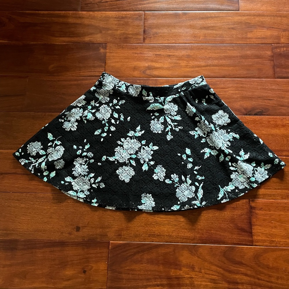 Aeropostale Black Floral Skirt Women’s Medium